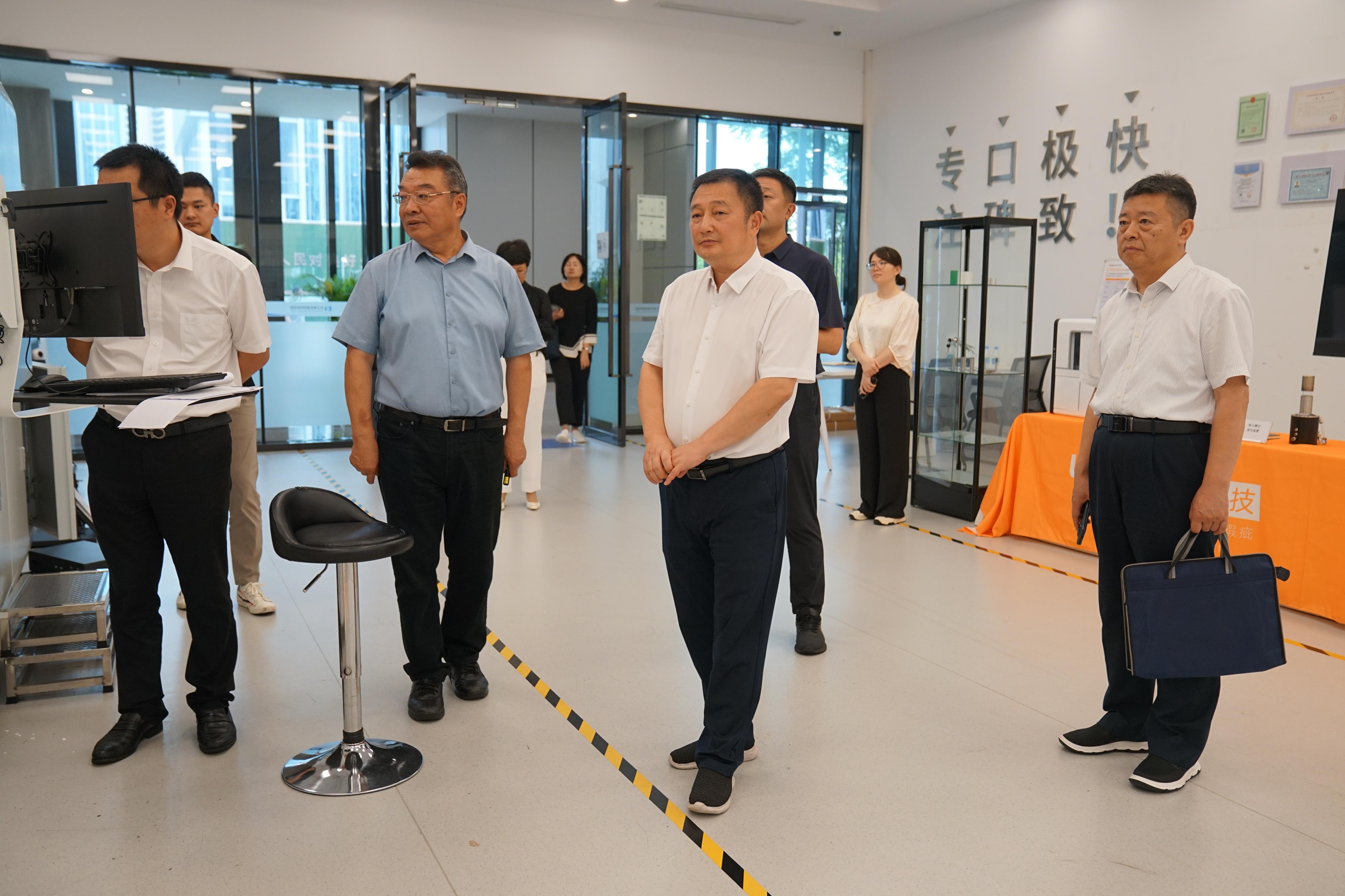 省工信厅副厅长张星一行莅临微旷科技参观指导